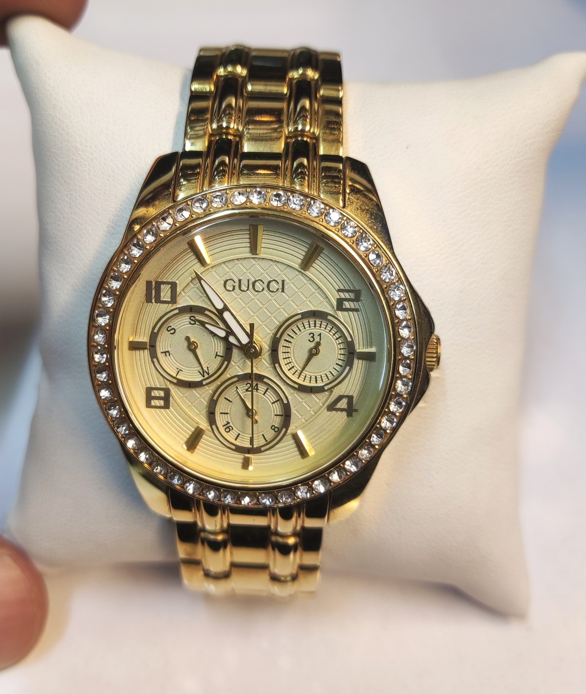 ساعت مچی زنانه GUCCI گوچی فلزی سه موتور فعال فول تایم قاب و بند طلایی صفحه زرد دور قاب نگین دار کد 088