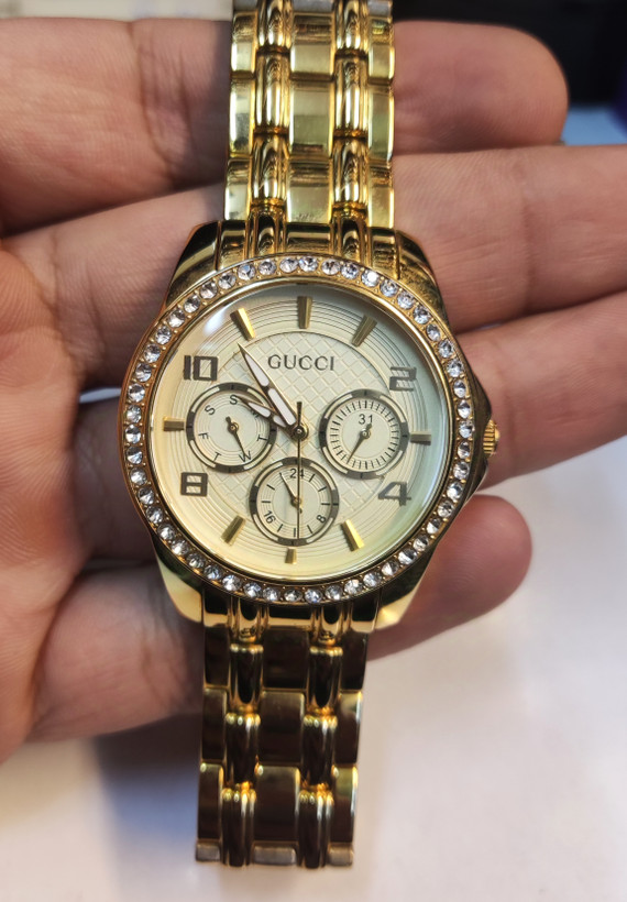 ساعت مچی زنانه GUCCI گوچی فلزی سه موتور فعال فول تایم قاب و بند طلایی صفحه زرد دور قاب نگین دار کد 088
