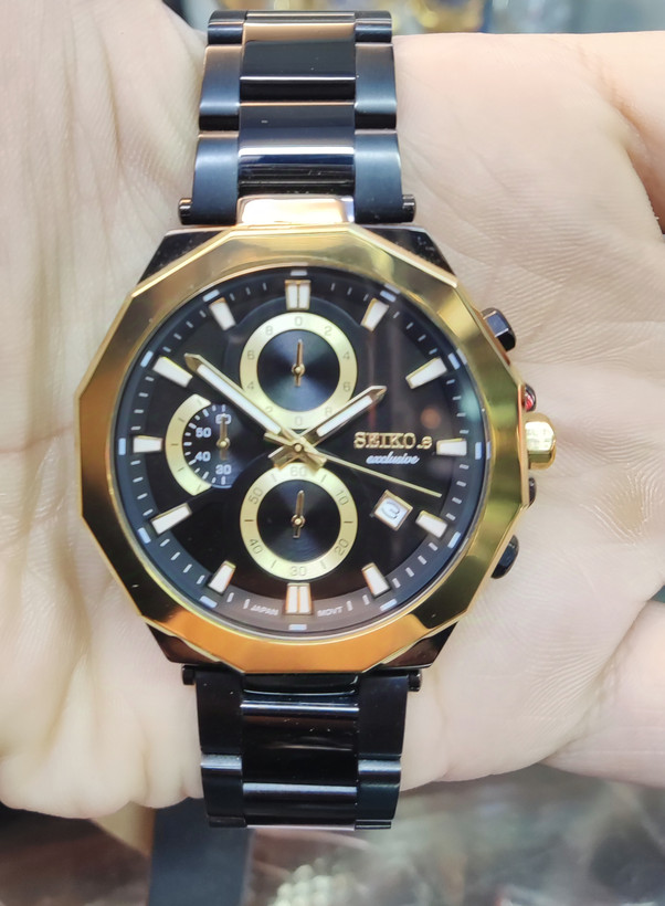 ساعت مچی مردانه SEIKO سیکو فلزی سه موتور فعال کورنوگراف بند مشکی قاب طلایی صفحه مشکی کد 3095