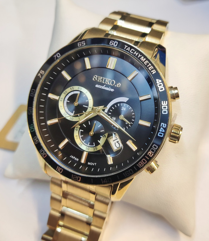 ساعت مچی مردانه SEIKO سیکو فلزی سه موتور فعال کورنوگراف بند طلایی قاب طلایی صفحه مشکی کد 3096