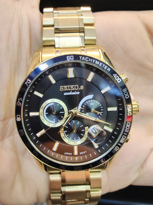 ساعت مچی مردانه SEIKO سیکو فلزی سه موتور فعال کورنوگراف بند طلایی قاب طلایی صفحه مشکی کد 3096
