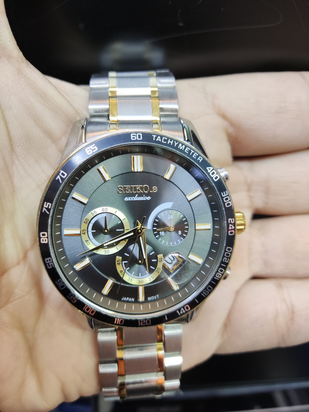 ساعت مچی مردانه SEIKO سیکو فلزی سه موتور فعال کورنوگراف بند طلایی استیل قاب طلایی استیل صفحه مشکی کد 3096
