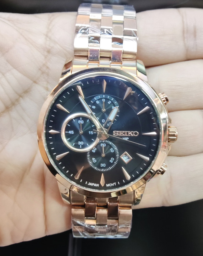 ساعت مچی مردانه SEIKO سیکو فلزی سه موتور فعال کورنوگراف بند رزگلد قاب رزگلد صفحه مشکی کد 8021
