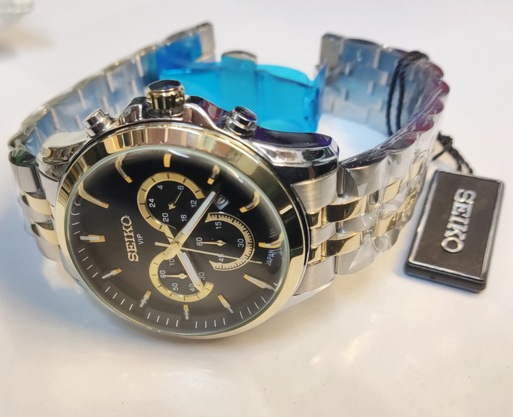 ساعت مچی مردانه SEIKO سیکو فلزی سه موتور فعال کورنوگراف بند طلایی استیل قاب طلایی استیل صفحه مشکی کد 8013