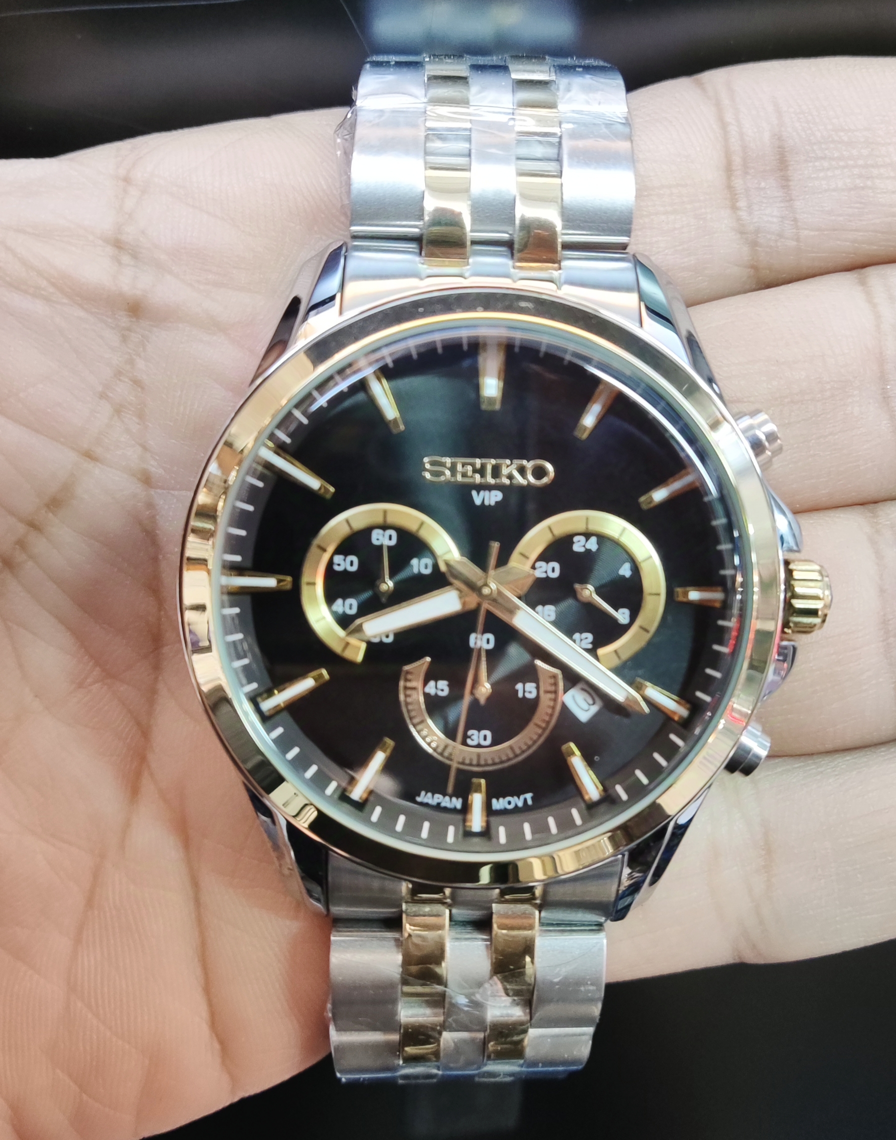 ساعت مچی مردانه SEIKO سیکو فلزی سه موتور فعال کورنوگراف بند طلایی استیل قاب طلایی استیل صفحه مشکی کد 8013