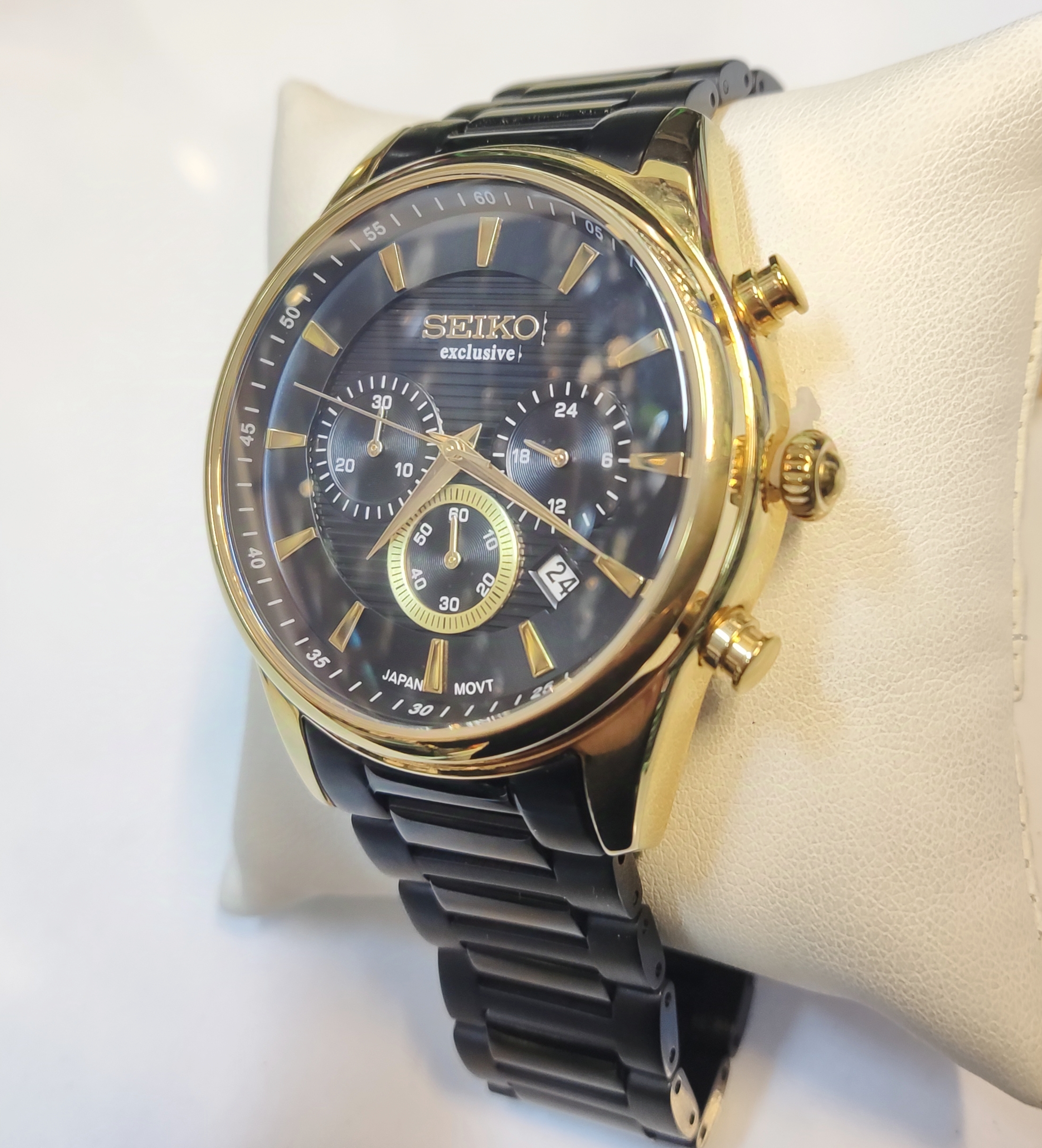 ساعت مچی مردانه SEIKO سیکو فلزی سه موتور فعال کورنوگراف بند مشکی قاب طلایی صفحه مشکی کد 3054