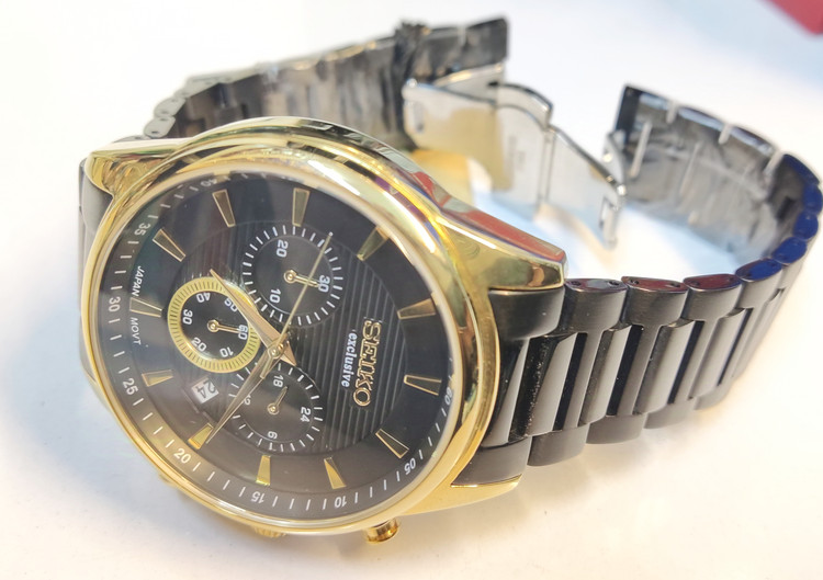 ساعت مچی مردانه SEIKO سیکو فلزی سه موتور فعال کورنوگراف بند مشکی قاب طلایی صفحه مشکی کد 3054