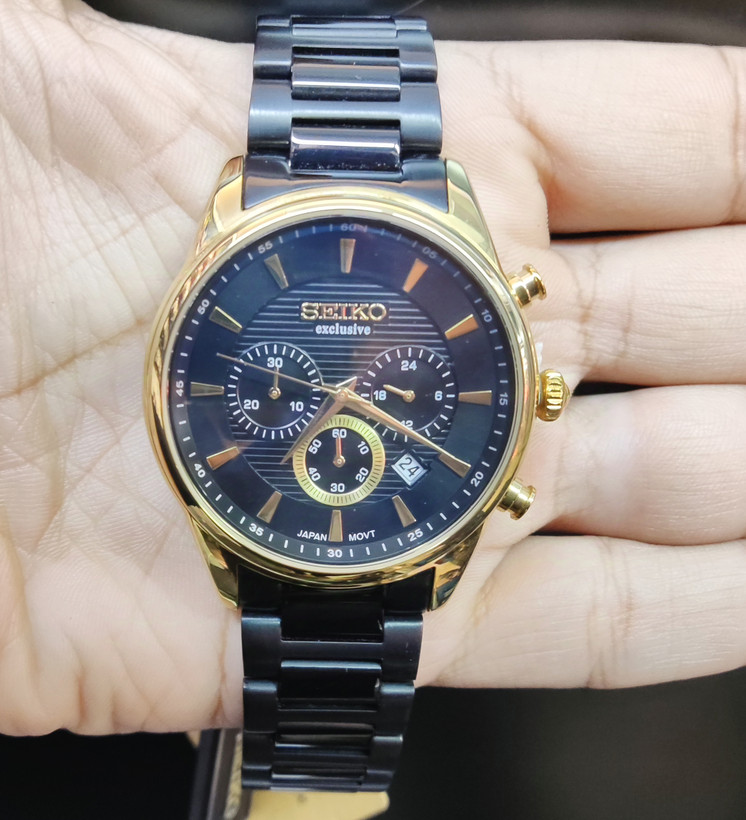 ساعت مچی مردانه SEIKO سیکو فلزی سه موتور فعال کورنوگراف بند مشکی قاب طلایی صفحه مشکی کد 3054