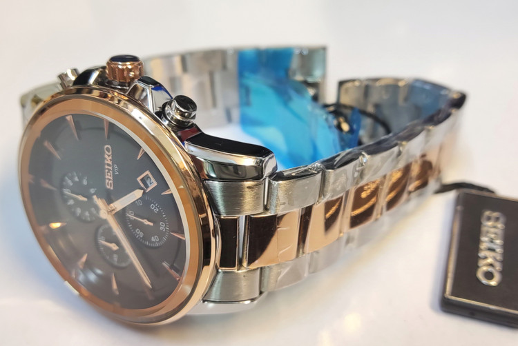 ساعت مچی مردانه SEIKO سیکو فلزی سه موتور فعال کورنوگراف بند رزگلد استیل قاب رزگلد استیل صفحه مشکی دور شیشه آینه ای کد 8012